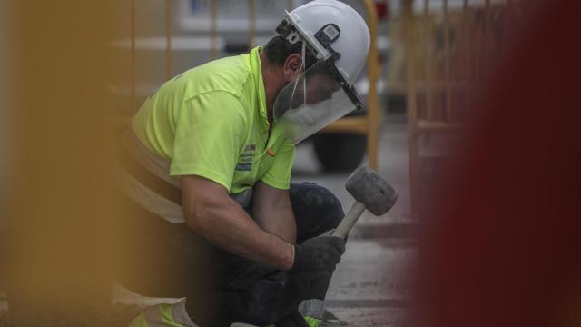 Un empleado de una empresa durante su jornada laboral