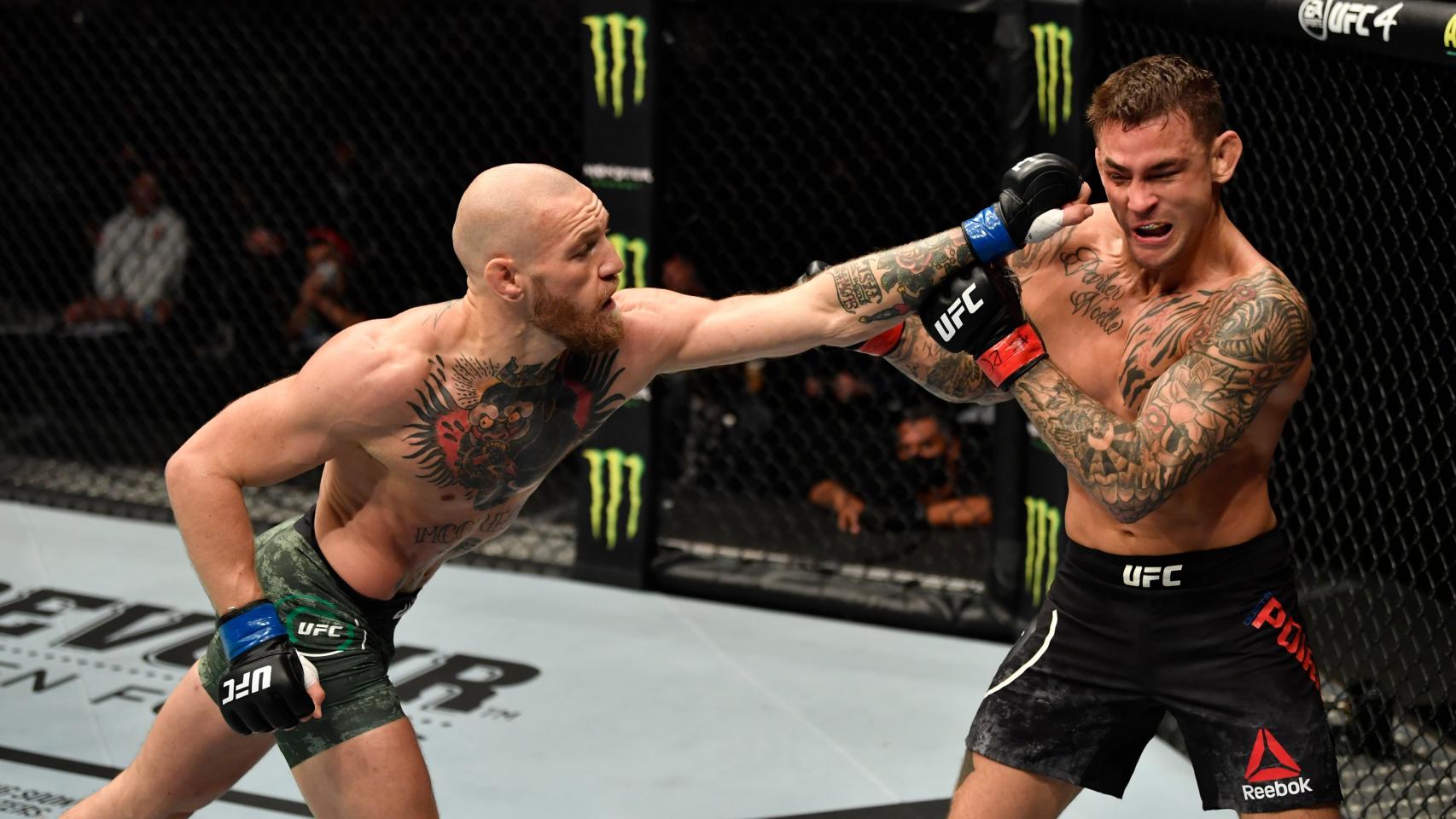 McGregor intenta golpear a Poirier en su combate de UFC