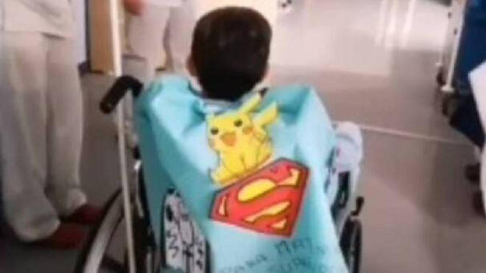 El pequeño con su capa de héroe saliendo de la UCI @jesus_lg64