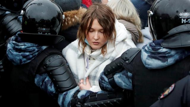 Una joven en una marcha en Moscú para exigir la liberación de Navalny.