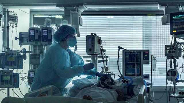 Personal sanitario de UCI. EFE/Toni Albir