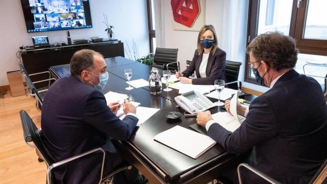 El presidente de la Xunta, Alberto Núñez Feijóo, el conselleiro de Sanidade, Julio García Comesaña, y la de Política Social, Fabiola García, en una reunión del comité clínico.