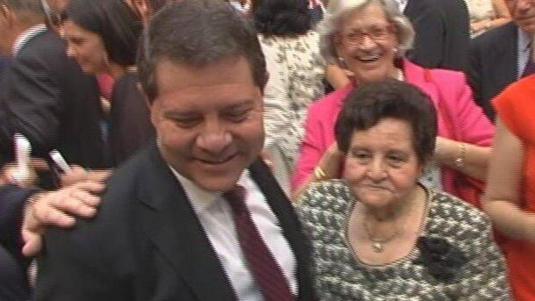 El presidente de Castilla-La Mancha, Emiliano García-Page, junto a su madre, Gregoria Sánchez.