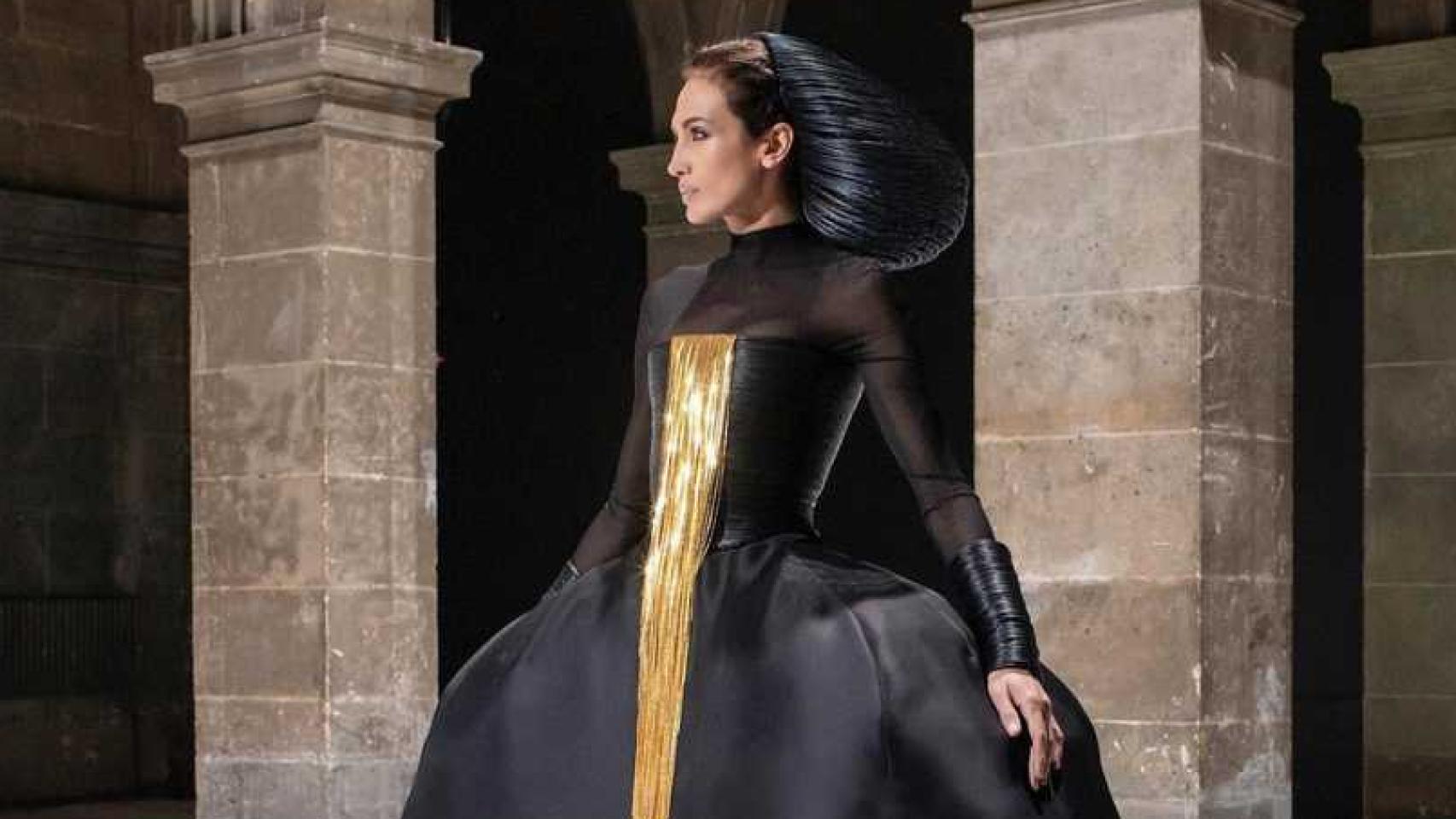 Nieves Álvarez durante el desfile de Stéphane Rolland.