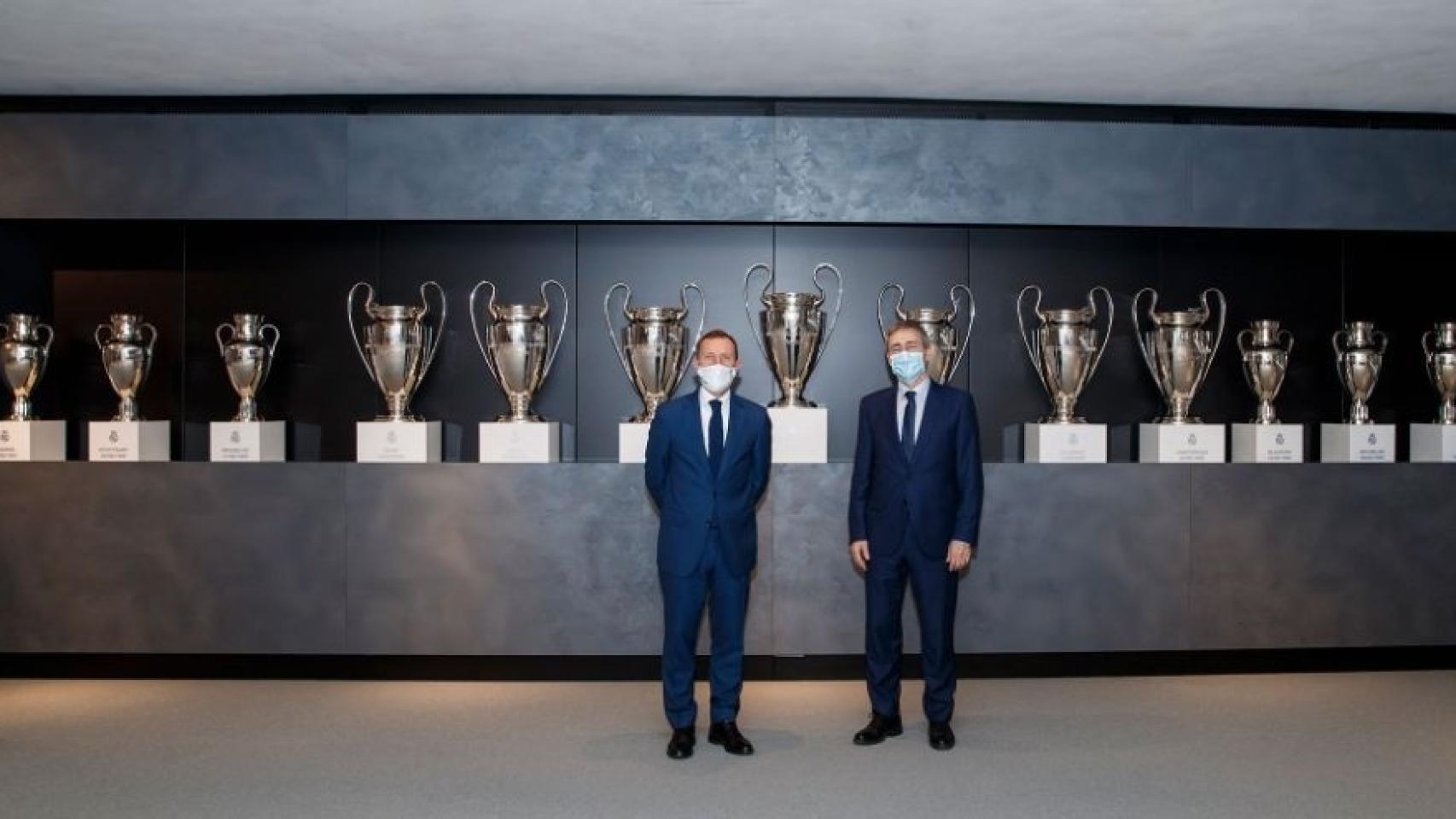 Emilio Butragueño y Tomás Caballero, presidente de la Fundación Víctimas del Terrorismo.