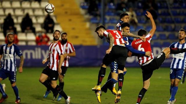 El Athletic rematando de cabeza