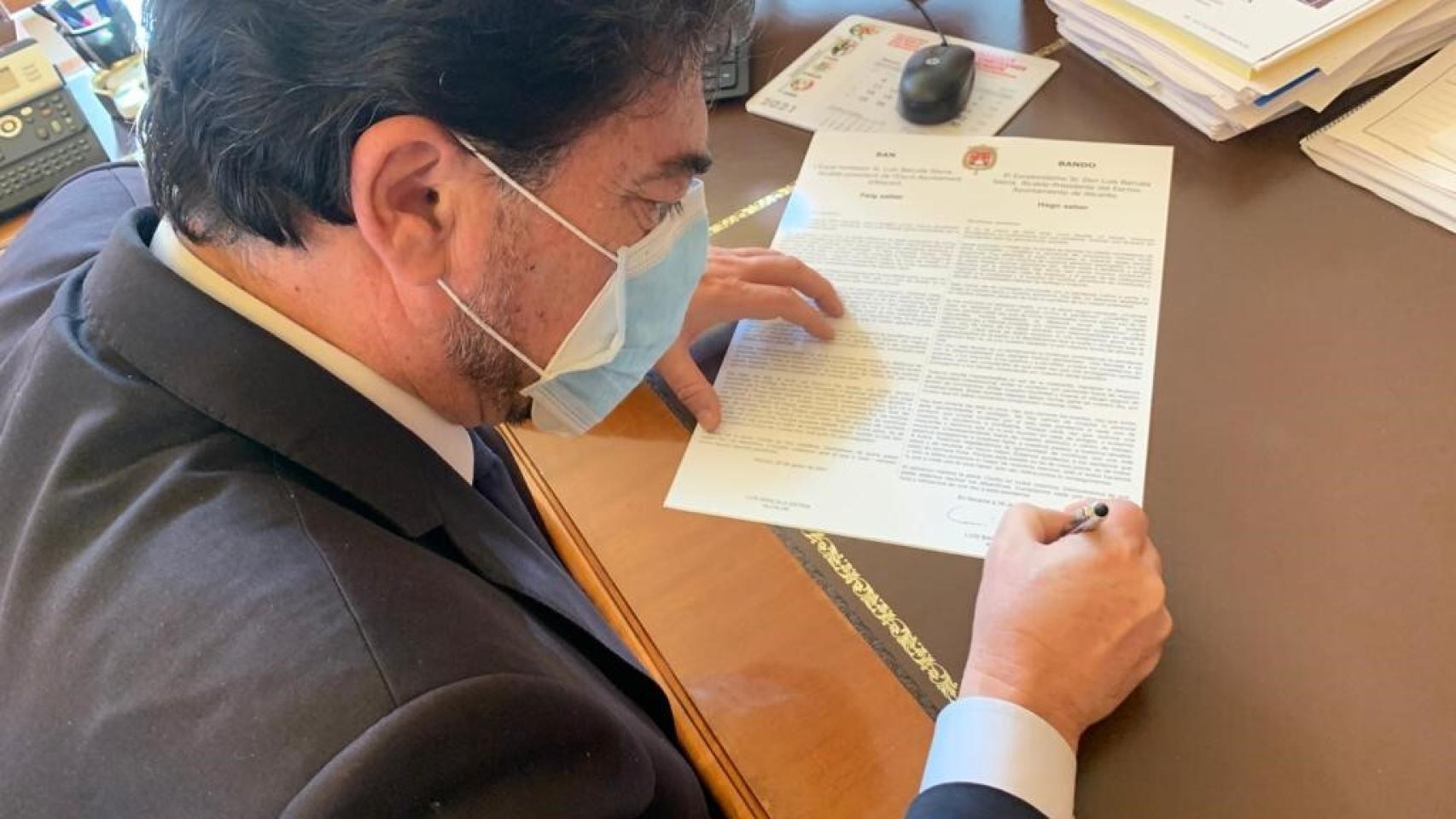 El alcalde de Alicante, Luis Barcala, firma el último bando municipal de lucha contra el Covid.