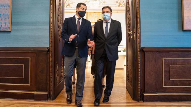El presidente de la Junta de Andalucía, Juanma Moreno, y el ministro de Agricultura, Luis Planas.