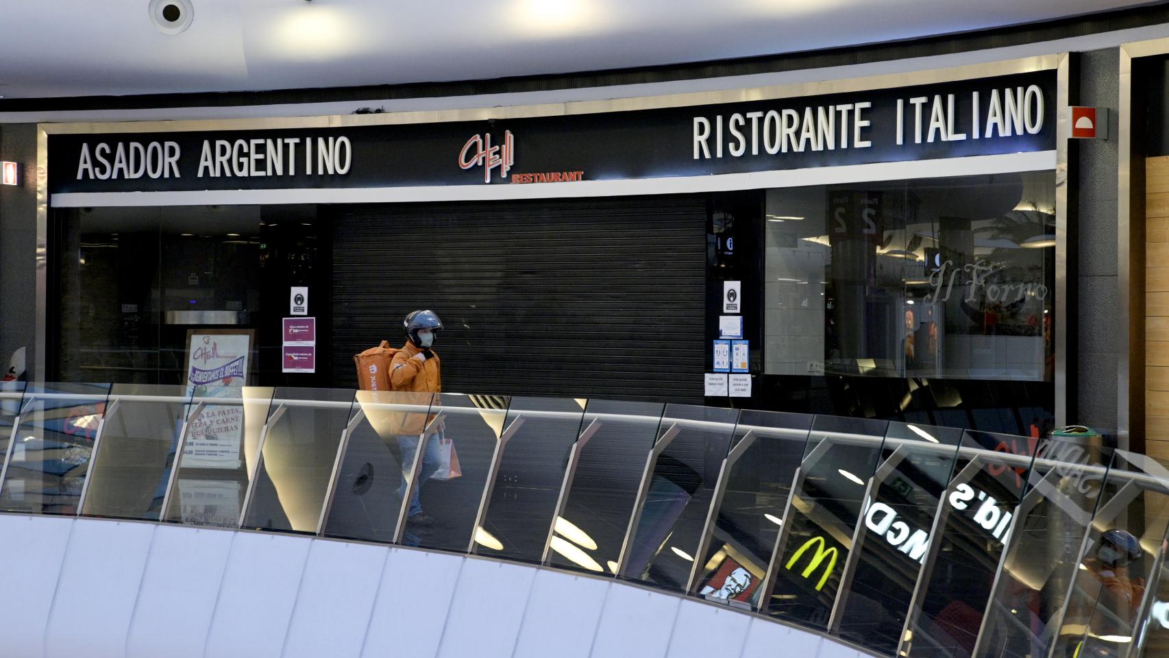 Restaurante cerrado en un centro comercial