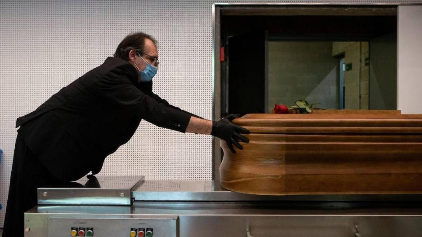 Un trabajador de una empresa funeraria