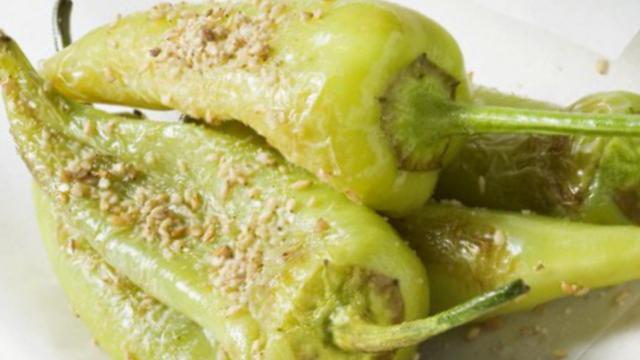 Pimientos rehogados con sal de sésamo.