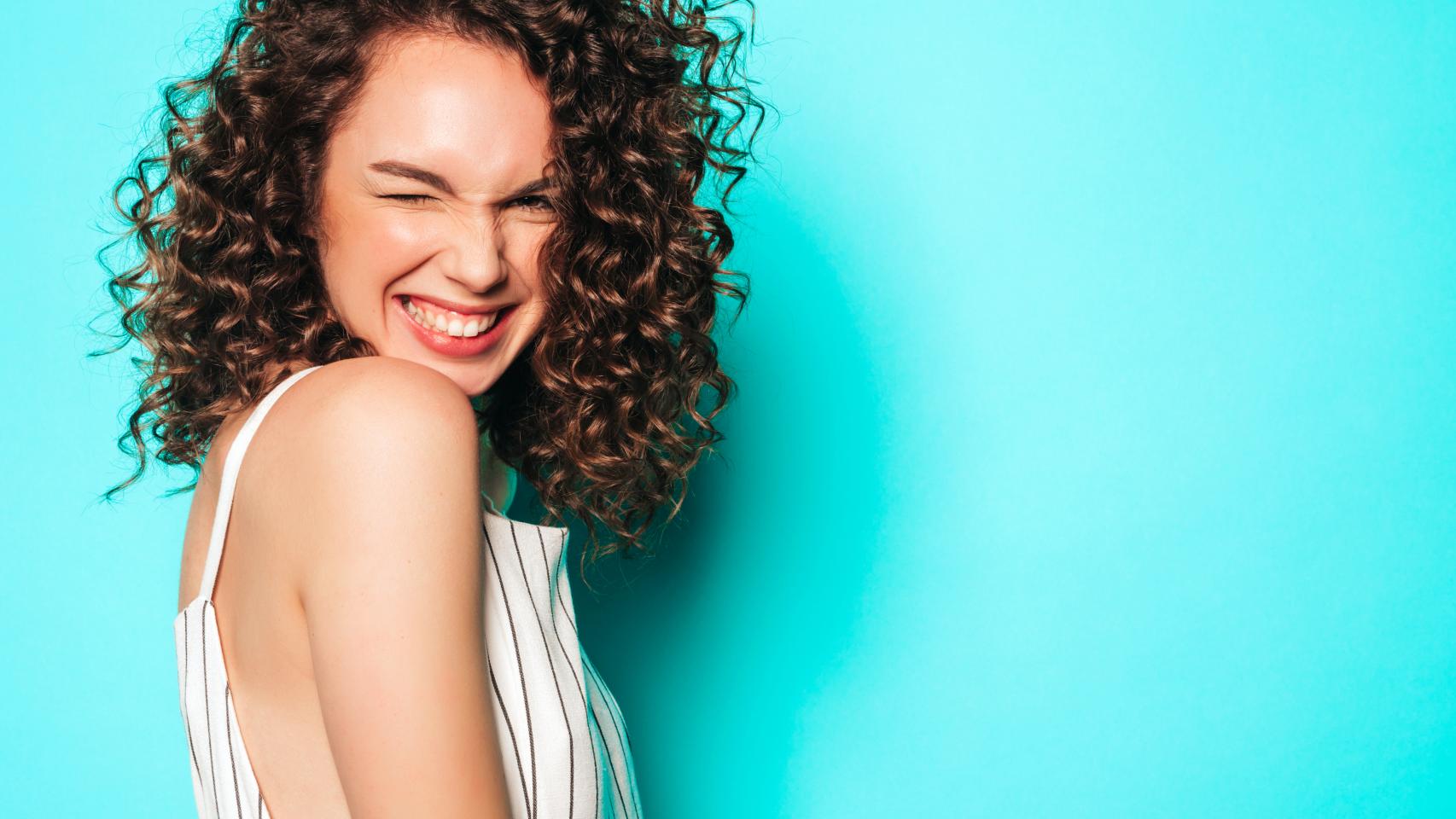 Cómo cuidar el pelo rizado con productos naturales