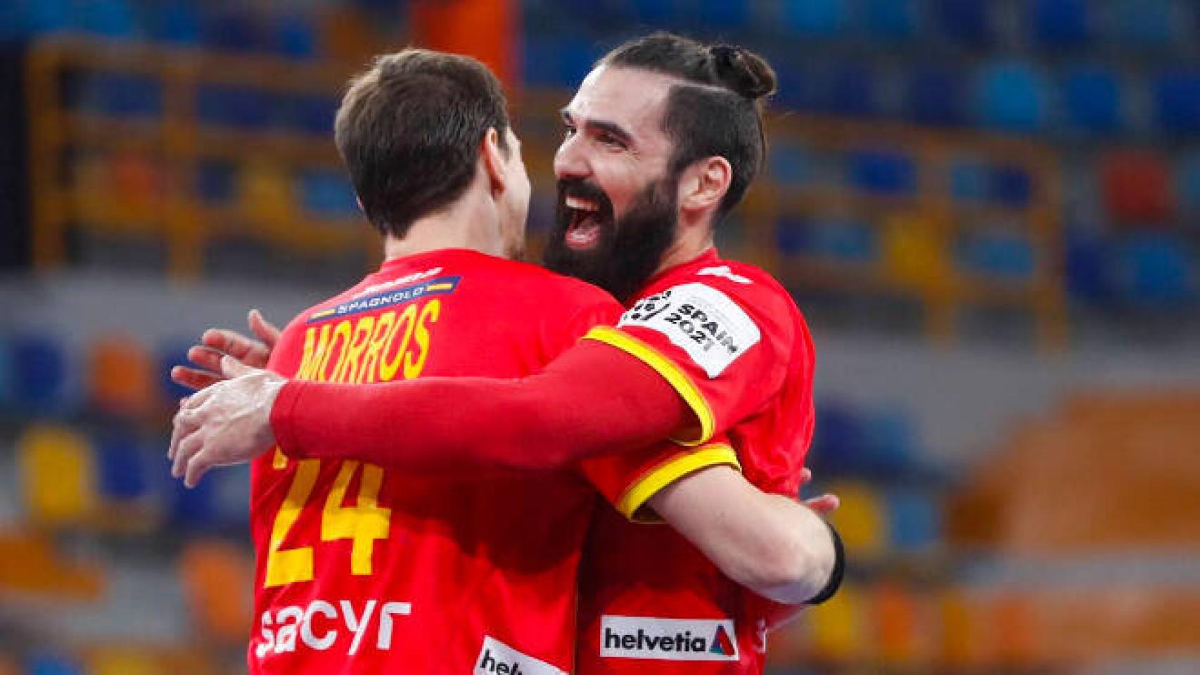 Jorge Maqueda abraza a Viran Morros en un partido del Mundial. Foto: @Egypt2021EN