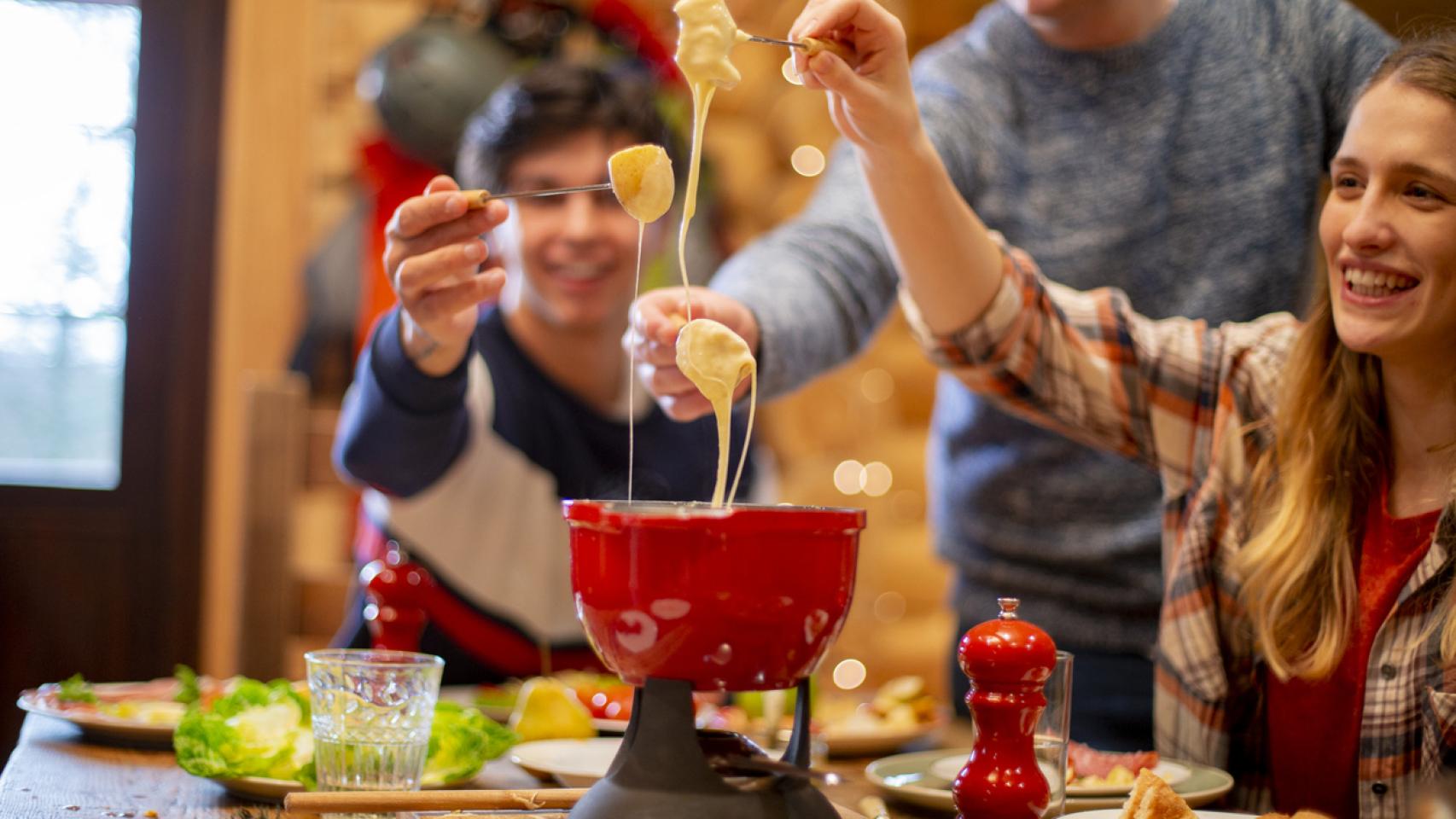 ¿Quieres hacer fondue de queso en casa? Estos son los productos que necesitas para