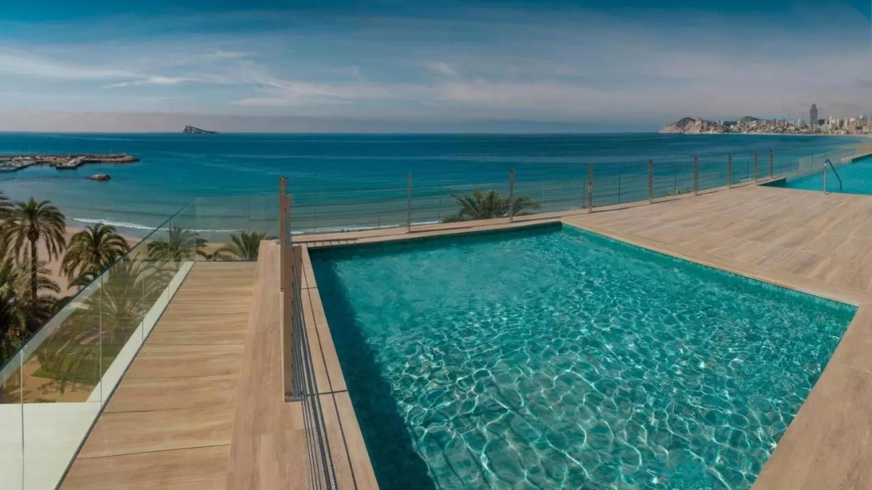 Piscina del nuevo hotel H10 Poniente en Benidorm.
