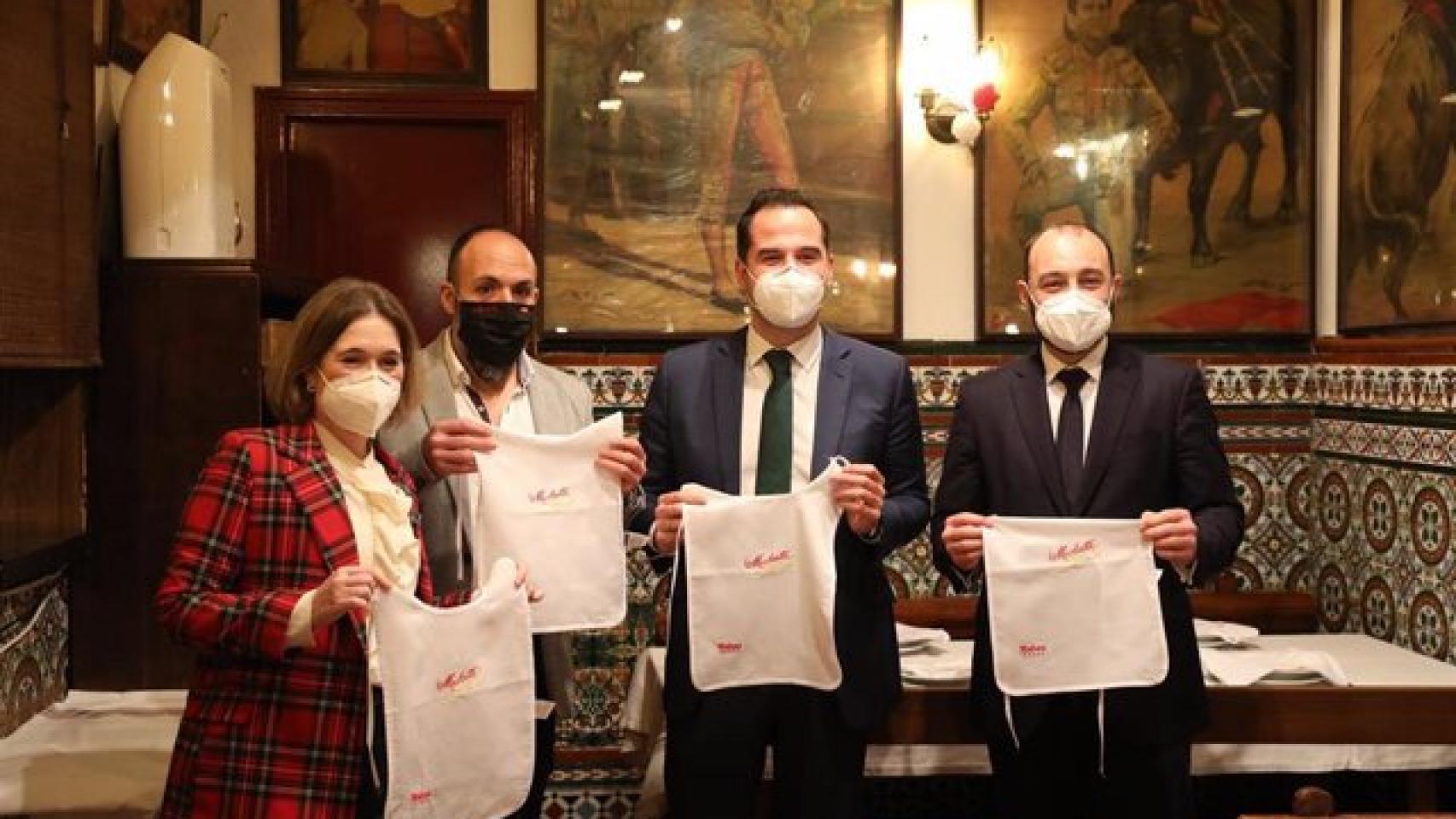 Ignacio Aguado, vicepresidente de Madrid, durante su visita a un restaurante de Madrid.