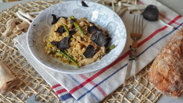 Risotto de trigo, espárragos y setas, una alternativa al arroz