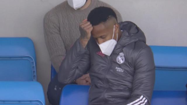 El cabreo de Militao en la grada del Di Stéfano tras ser expulsado ante el Levante