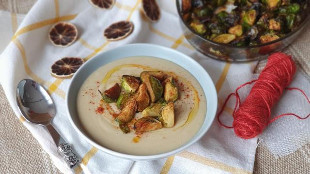 Crema de garbanzos con coles de Bruselas