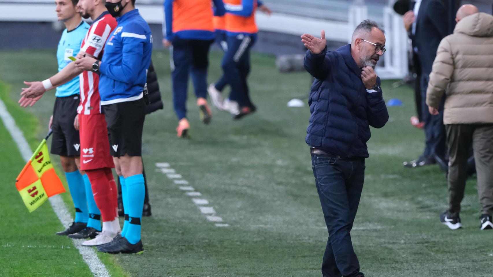Cervera se queja en el banquillo del Cádiz