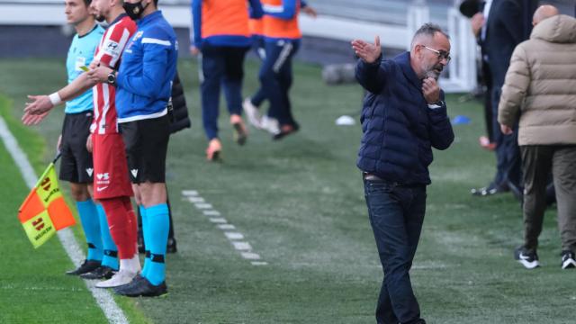 Cervera se queja en el banquillo del Cádiz