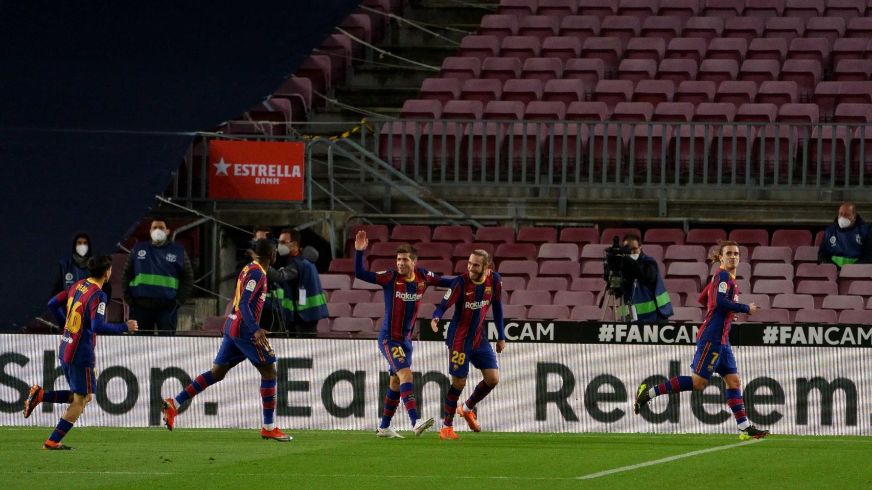 Los jugadores del Barça celebran el gol de Griezmann