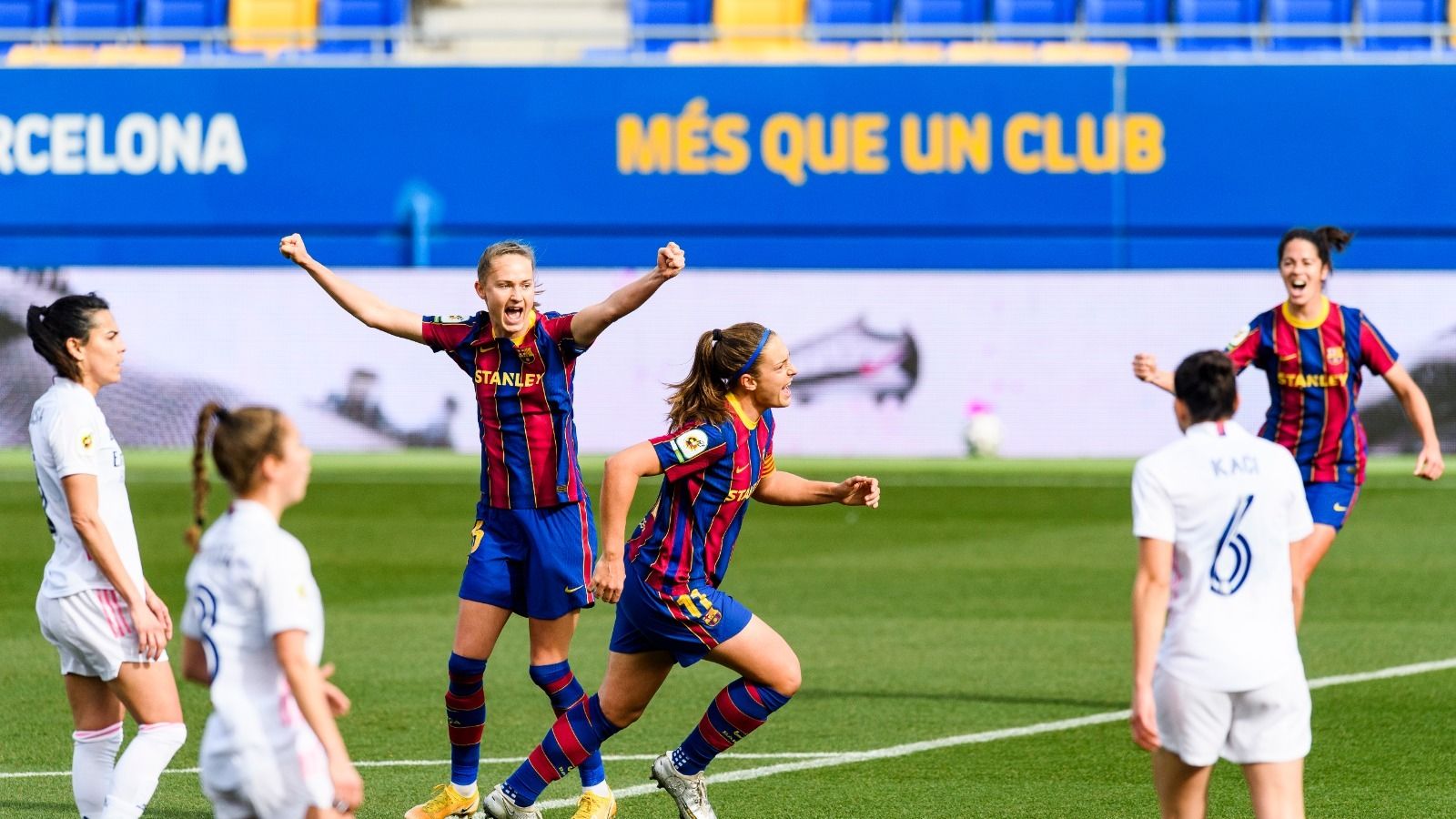 Alexia Putellas celebra uno de los goles del FC Barcelona Femenino frente al Real Madrid Femenino