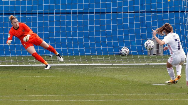 Olga Carmona anota de penalti el gol del Real Madrid Femenino en El Clásico