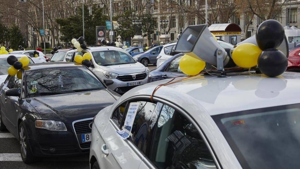Caravana de coches en la plaza de Cibeles, en Madrid