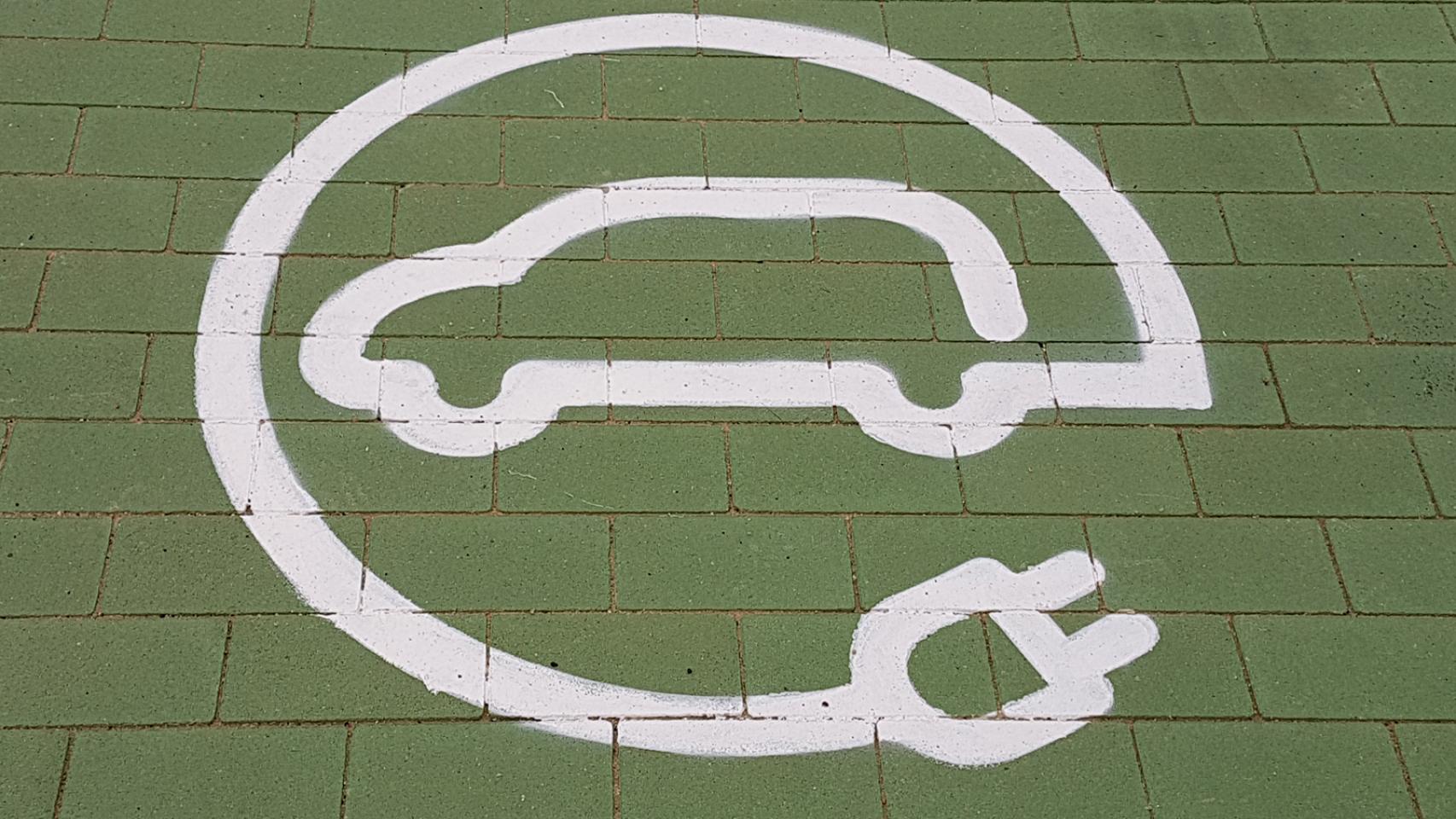 Imagen señalizadora de un punto de recarga para coche eléctrico.