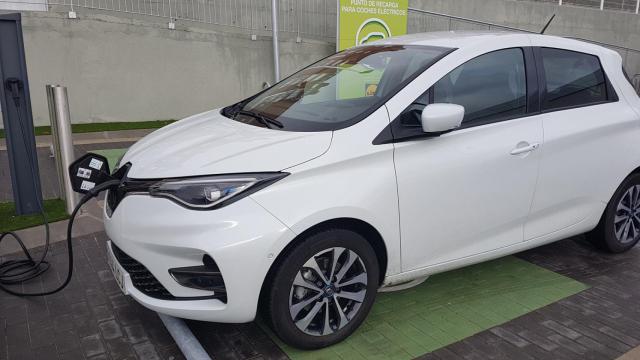 El Renault Zoe, el eléctrico más vendido, durante una carga.