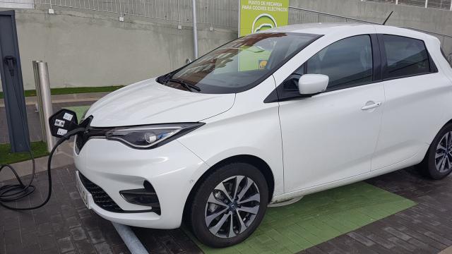 El Renault Zoe, el eléctrico más vendido, durante una carga.