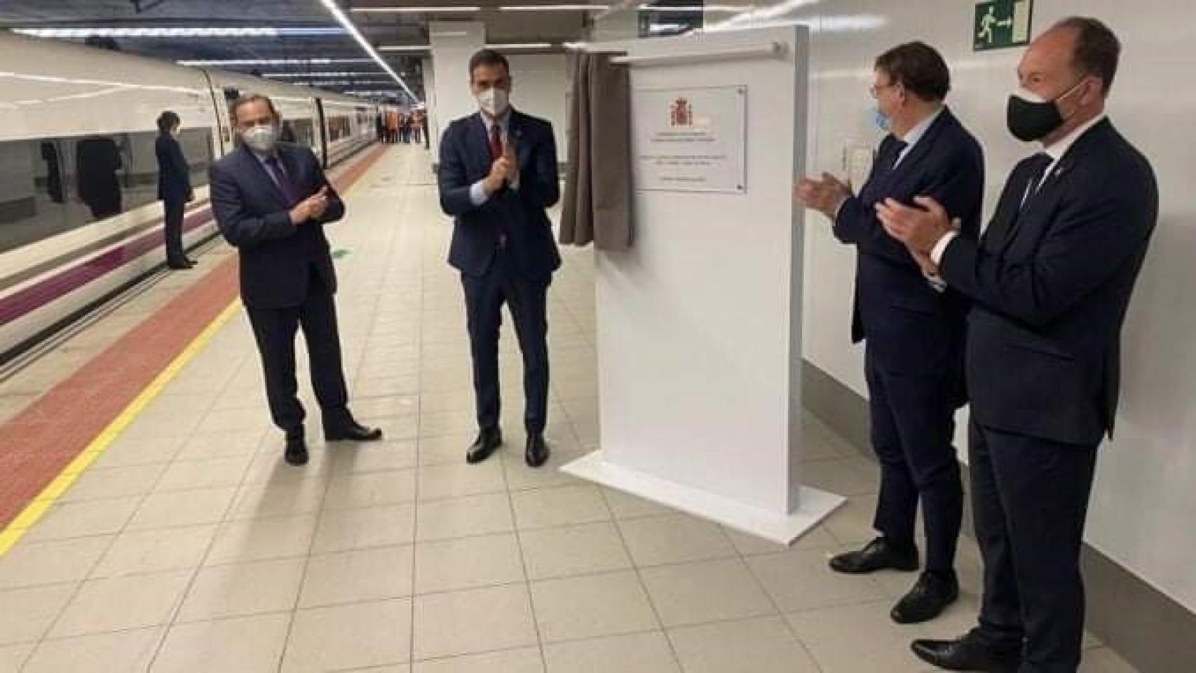 El presidente del Gobierno, Pedro Sánchez, el de la Generalitat, Ximo Puig, el ministro José Luis Ábalos y el alcalde de Orihuela, Emilio Bascuñana, junto a la placa conmemorativa.