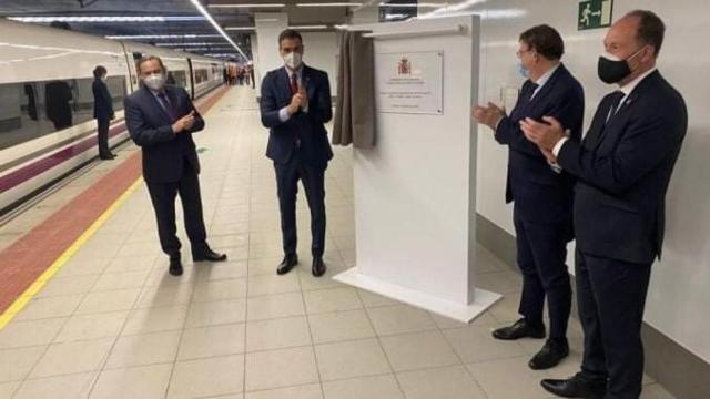 El presidente del Gobierno, Pedro Sánchez, el de la Generalitat, Ximo Puig, el ministro José Luis Ábalos y el alcalde de Orihuela, Emilio Bascuñana, junto a la placa conmemorativa.