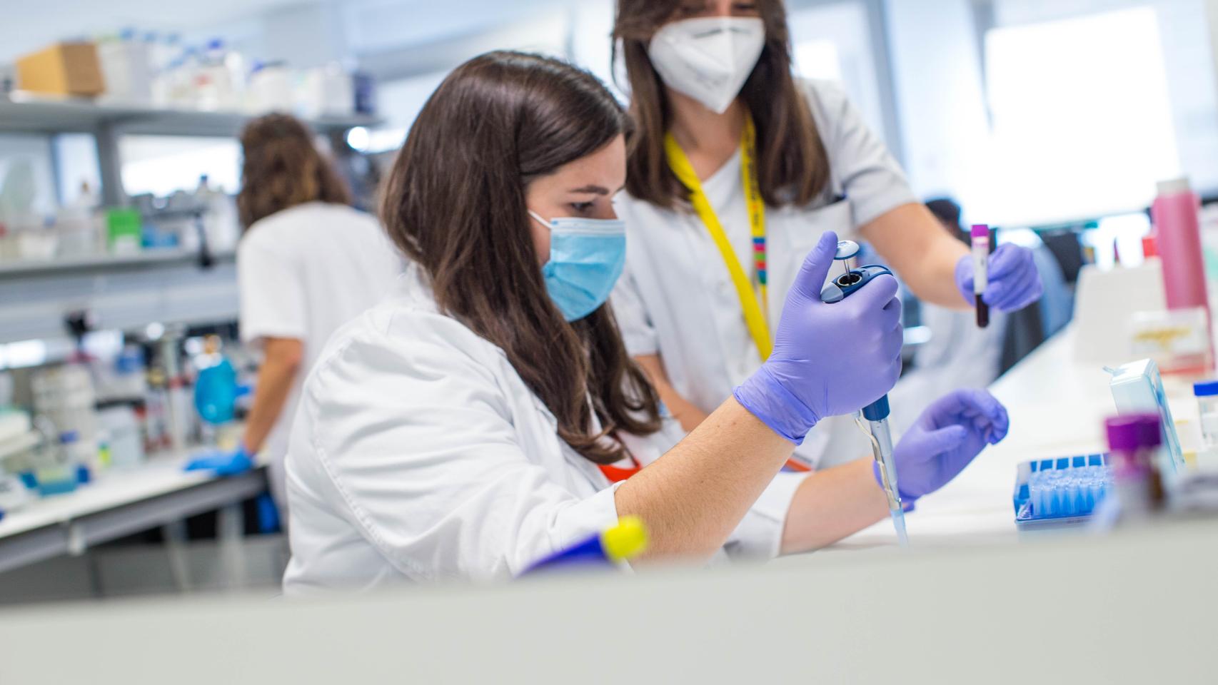 Dos investigadoras en el laboratorio.