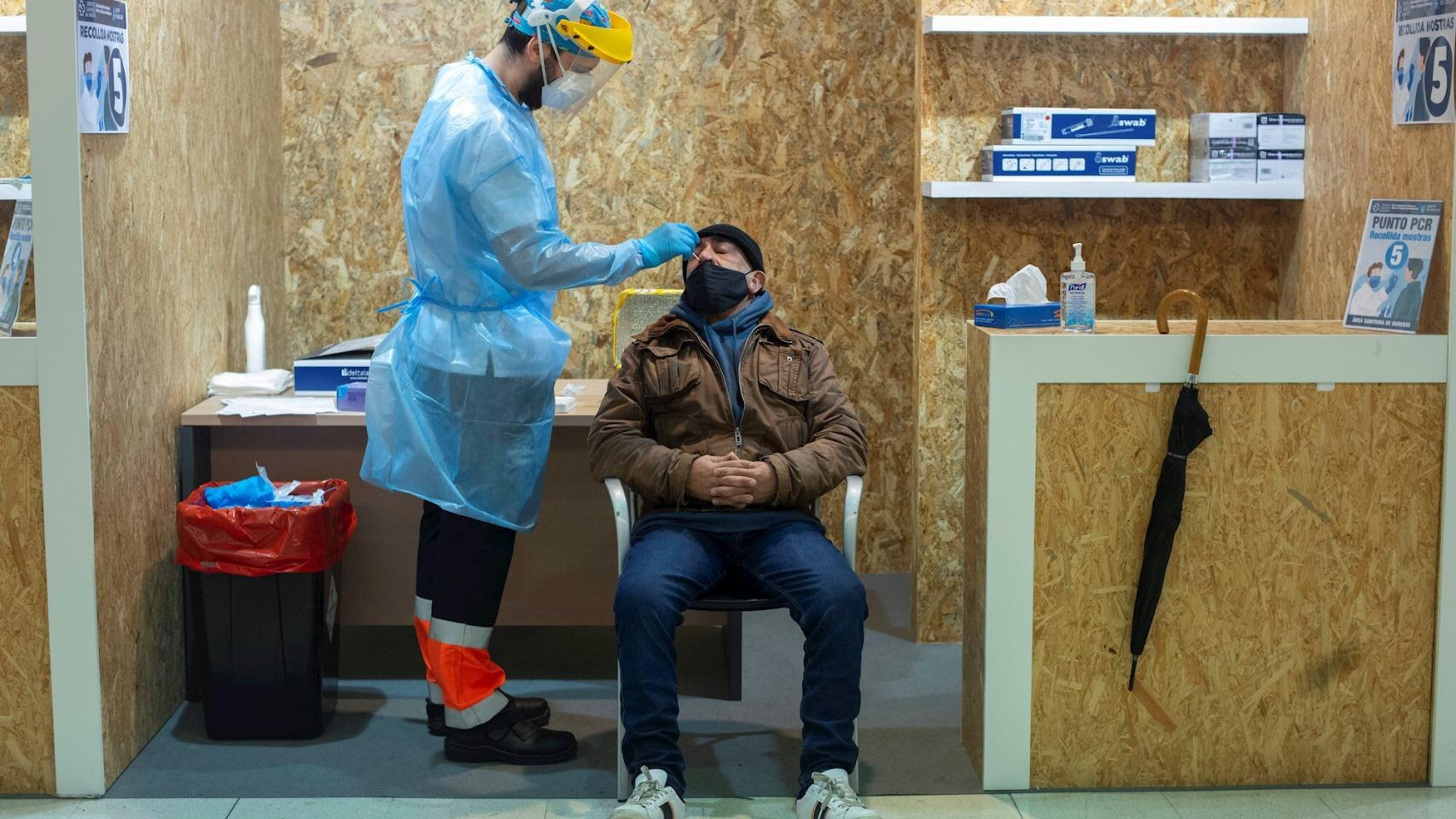 Un trabajador sanitario realiza una prueba PCR.