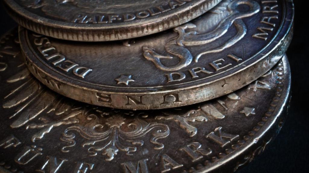 Varias monedas históricas de plata de Alemania.