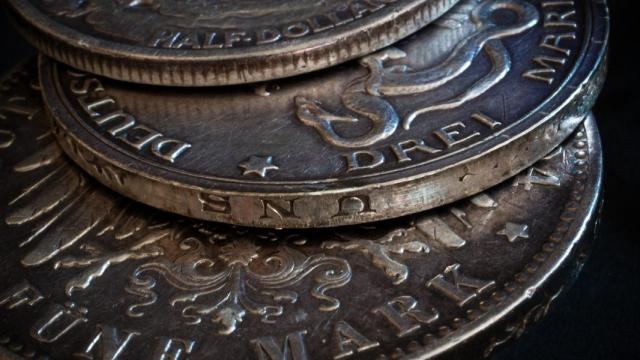 Varias monedas históricas de plata de Alemania.