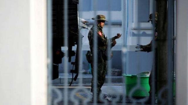 Un militar en el Ayuntamiento de Rangún.