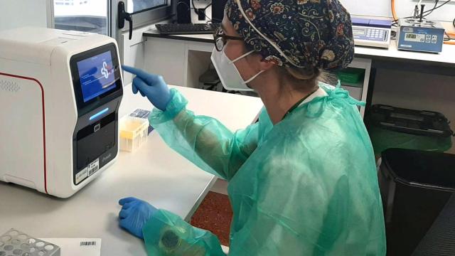 Sanidade notifica dos nuevos fallecimientos por covid-19 en Galicia este viernes