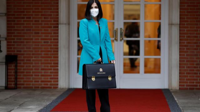 Carolina Darias posa en Moncloa con la cartera de ministra de Sanidad.