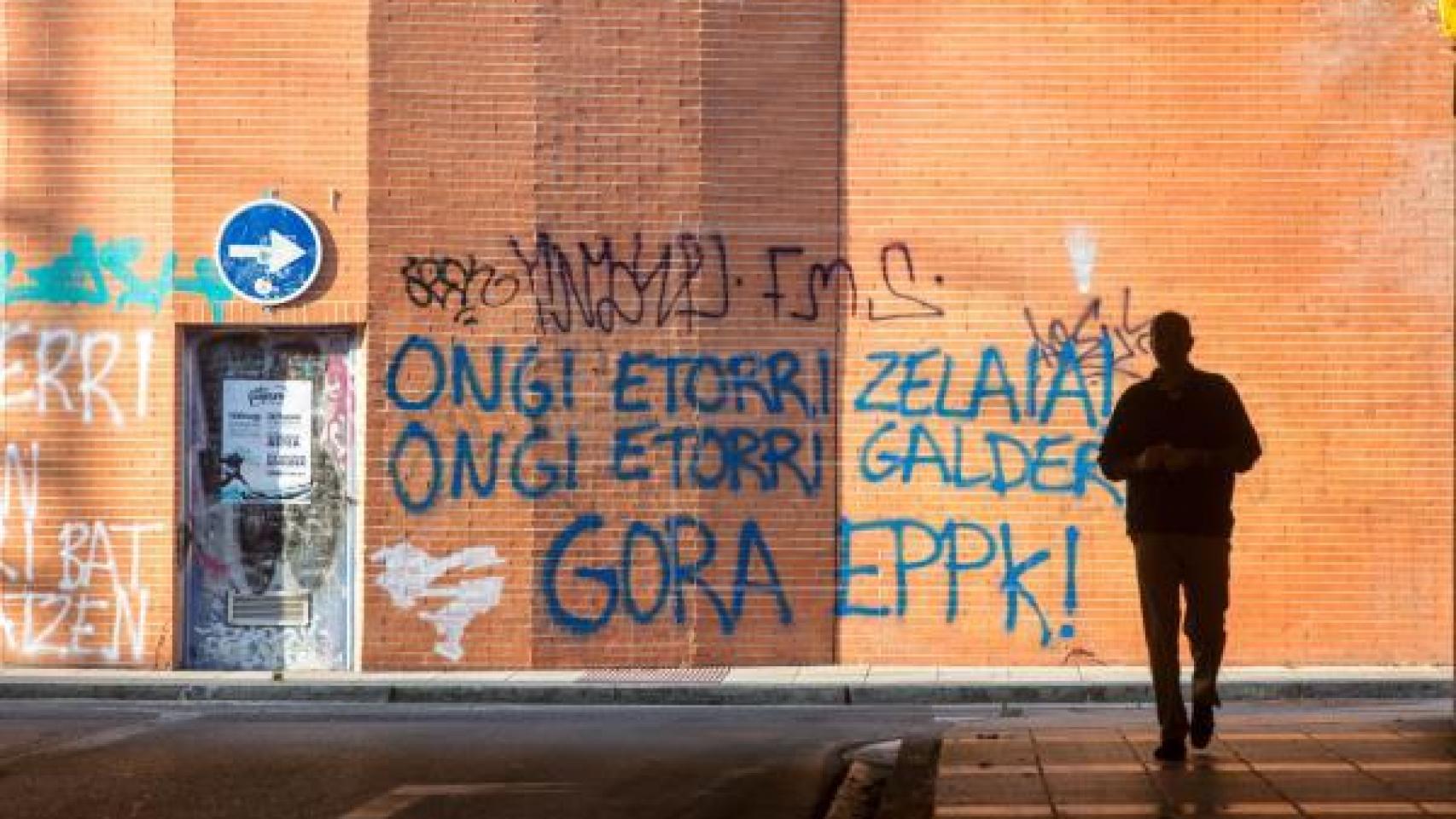 Pintada de bienvenida en 2019 en una calle de Vitoria a Aitor Zelaia y Galder Barbado.