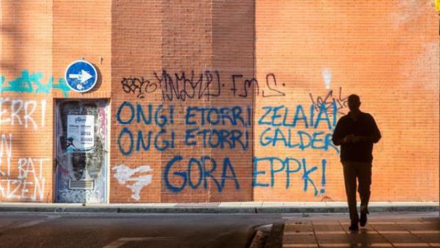 Pintada de bienvenida en 2019 en una calle de Vitoria a Aitor Zelaia y Galder Barbado.