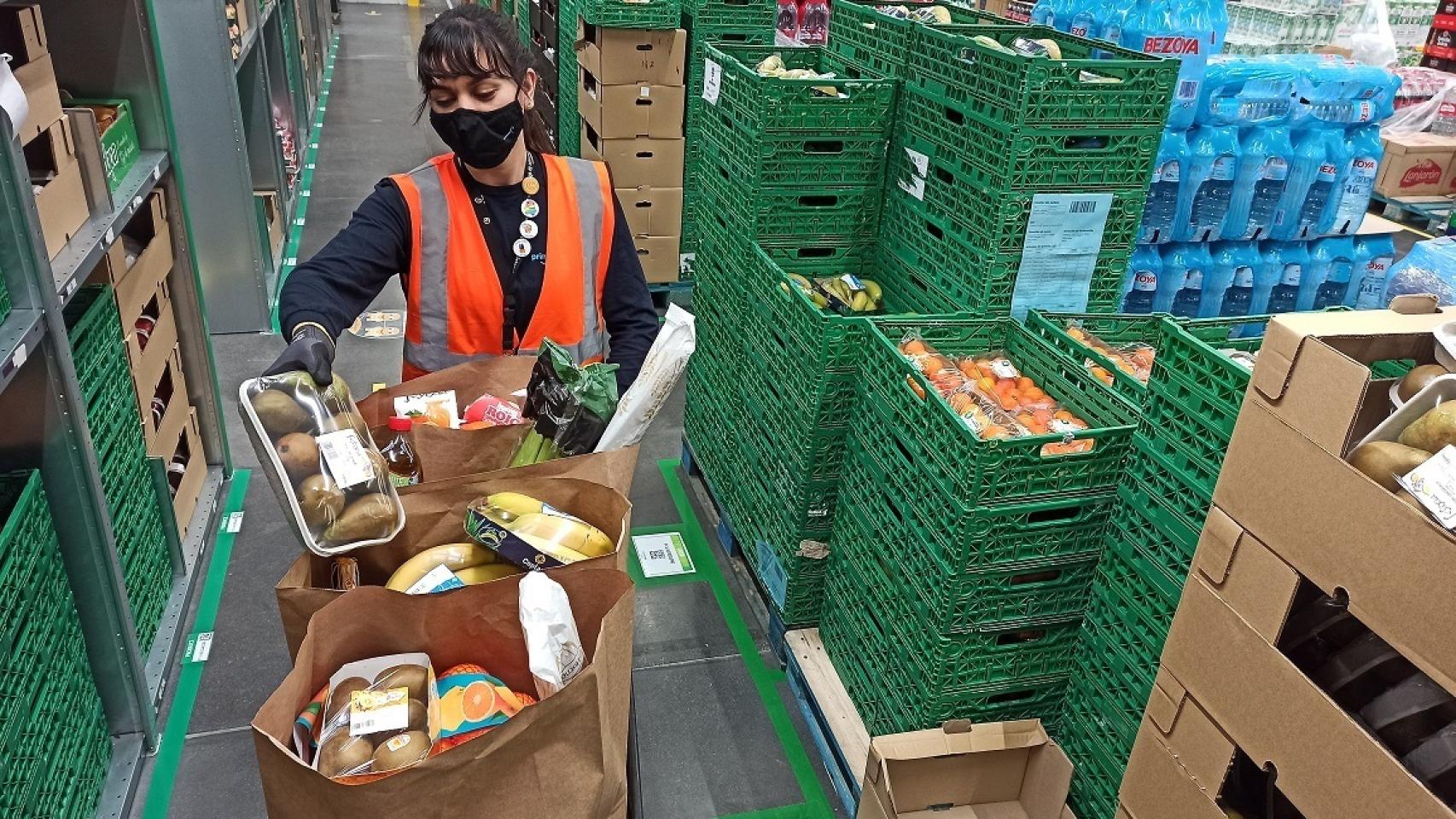 Trabajadora de Amazon Fresh.
