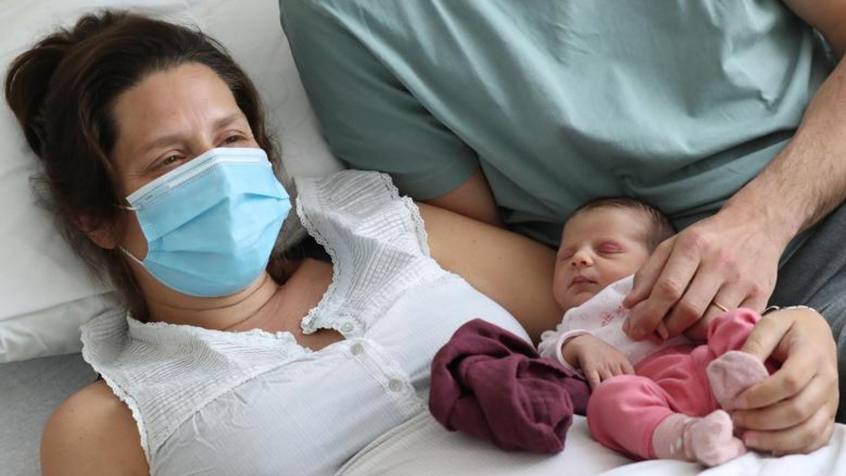 Imagen de archivo de una mujer que dio positivo antes de dar a luz junto a su bebé, en un hospital de Bruselas.