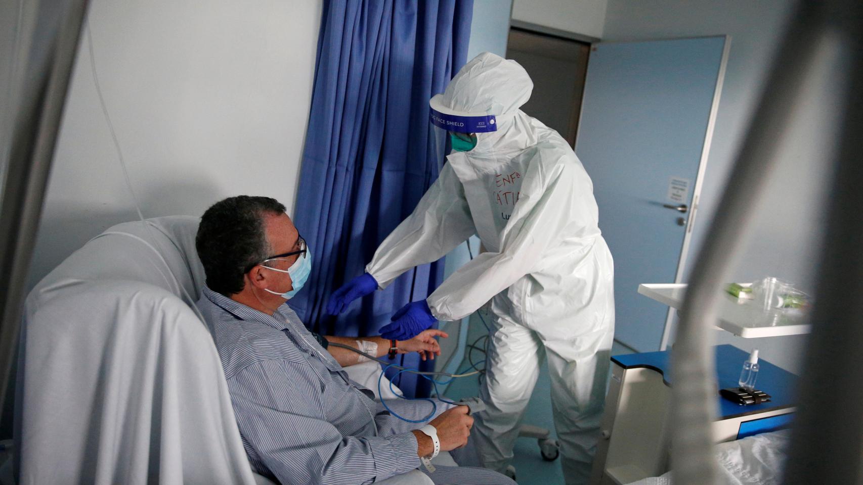 Una enfermera atiende a un paciente en un hospital de Portugal.