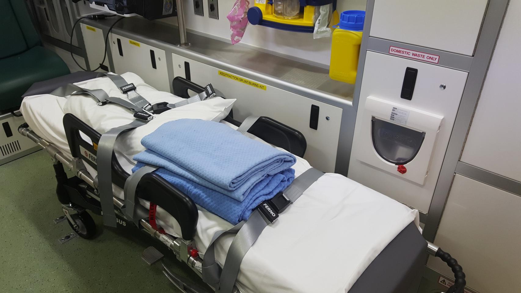 Interior de una ambulancia en una foto de archivo.