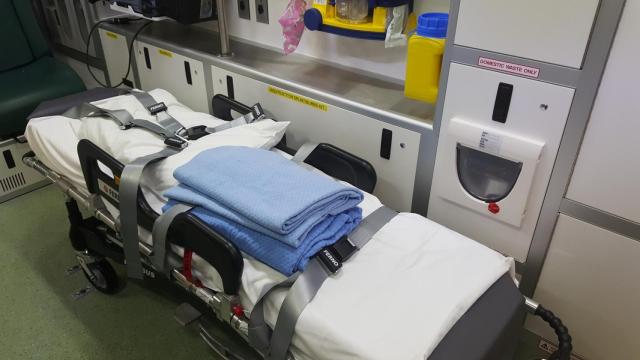 Interior de una ambulancia en una foto de archivo.