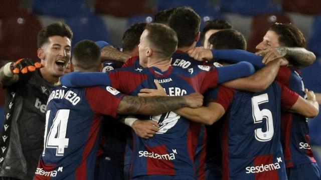 Piña de los jugadores del Levante para celebrar el pase a las semifinales de la Copa del Rey