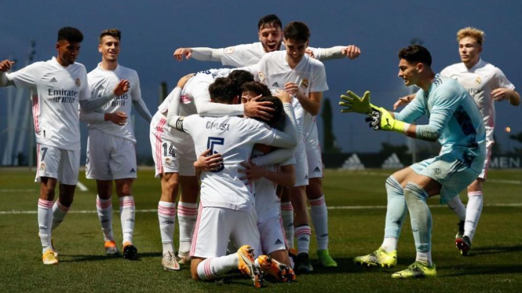 Piña de los jugadores del Castilla ante el San Sebastián de los Reyes